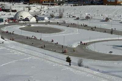 Рыбаки провели турнир на подтаявшем льду в марте