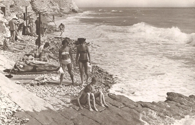 Еще один пляж в Кабардинке рядом со скалами, 1967 год | Источник: Ю.Петшаковский, Л. Ремискевич