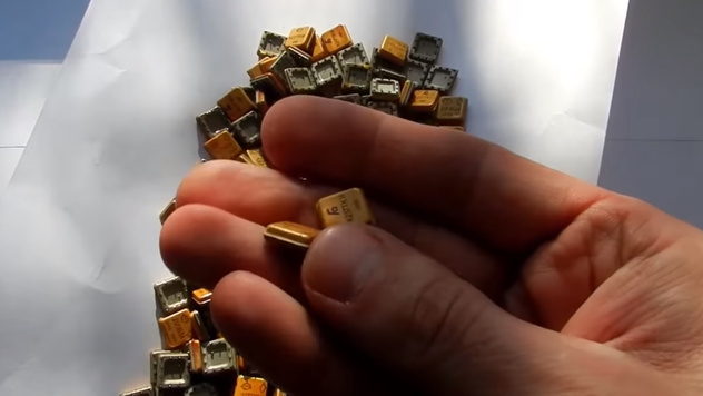 Сколько золота можно добыть из старых советских микросхем своими руками (познавательное видео)