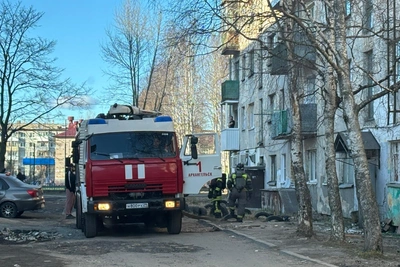 В Архангельске пожарные прибыли на вызов из-за прорыва трубы