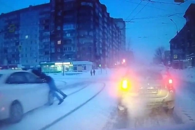 Hit-and-run sedan rolls victim on hood in Novosibirsk