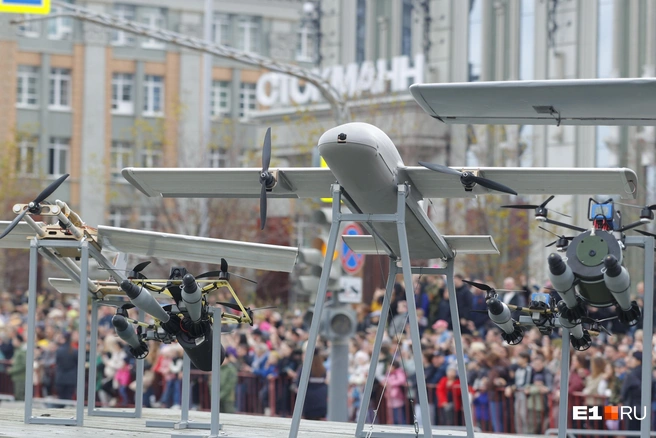 На параде показали БПЛА и FPV дронами.  | Источник: Владислав Лоншаков / E1.RU