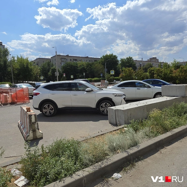 Автомобилисты ухитряются втиснуть машины даже в пространство между стройматериалами | Источник: Константин Завриков / V1.RU