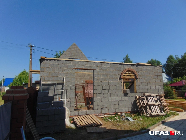 Воскресную школу начали строить прошлой зимой, но она пока выглядит как руины