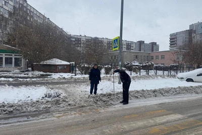 Road Worker Held Accountable for Sidewalk Snow Removal Issues in Novosibirsk