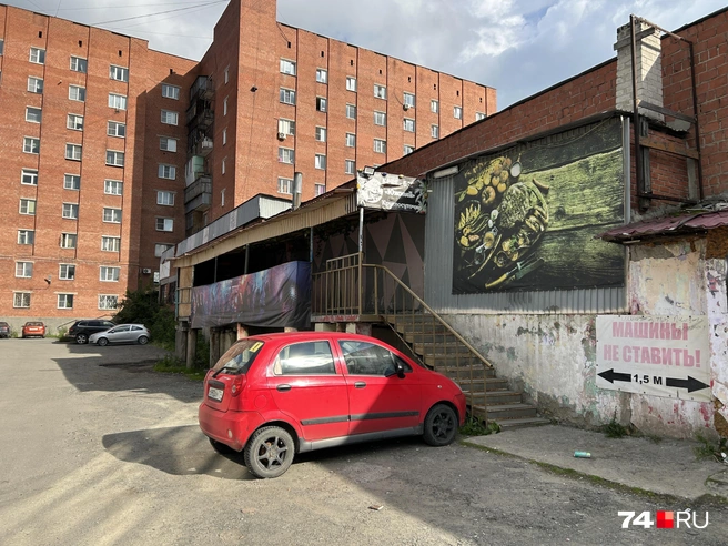 Вывеска заведения выцвела, но там указано, что кафе-бар работает круглосуточно  | Источник: Михаил Шилкин 