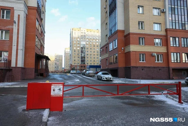Спикер горсовета уверен, что в его микрорайоне должен быть всего один шлагбаум | Источник: Евгений Софийчук / NGS55.RU