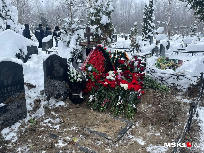 Могилу, погибшего в уличной драке 18-летнего парня, завалили цветами | Источник: Вера Борисова / MSK1.RU