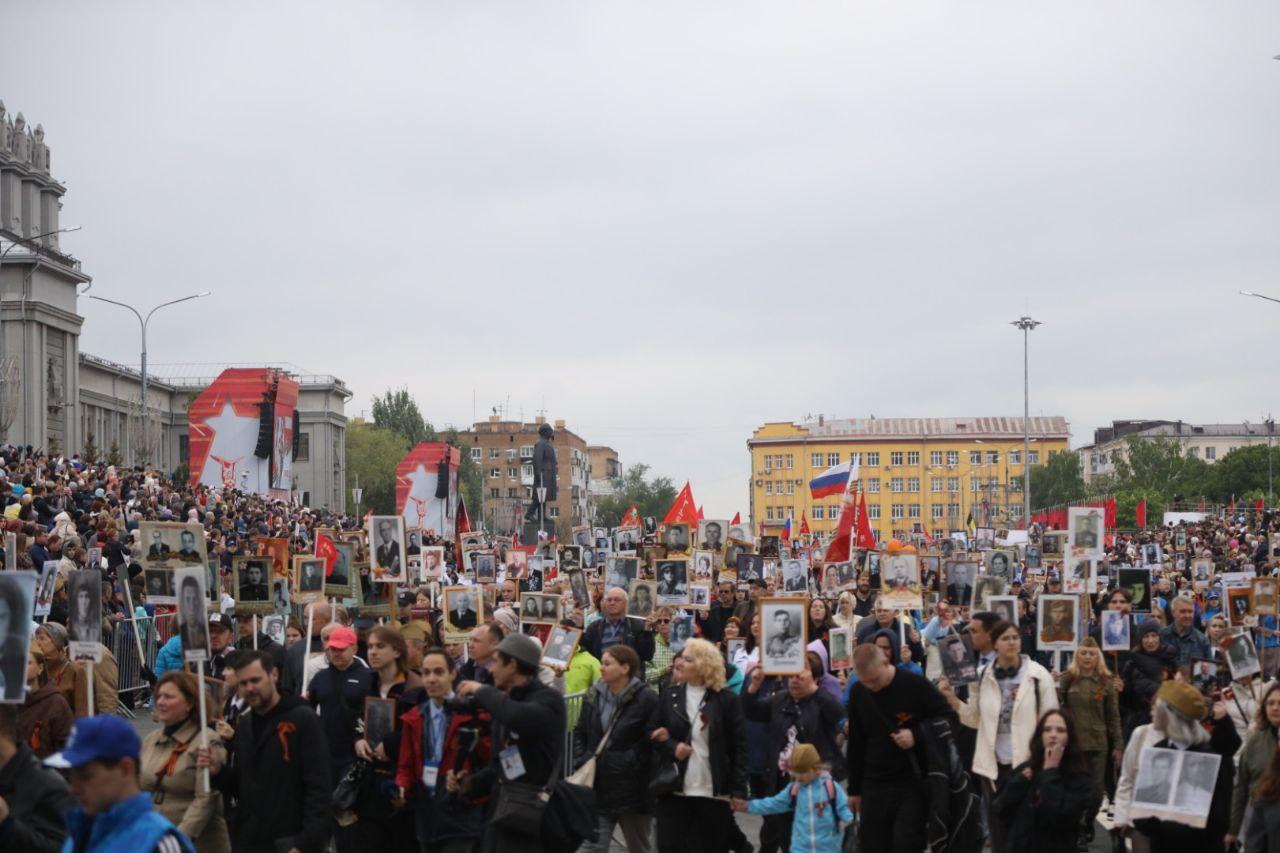 10-тысячная колонна «Бессмертного полка» прошла по Самаре под песню «Журавли» — фото 