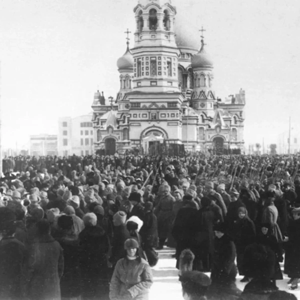 Многочисленные участники демонстрации 1918 года собрались у Успенского кафедрального собора | Источник: Фонд ИАОО