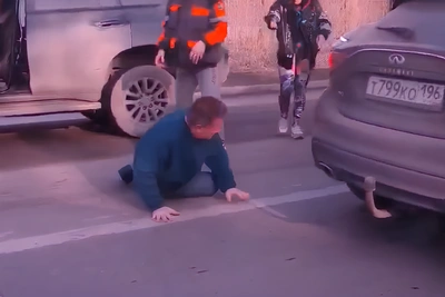 Екатеринбуржец ложился на дорогу после аварии