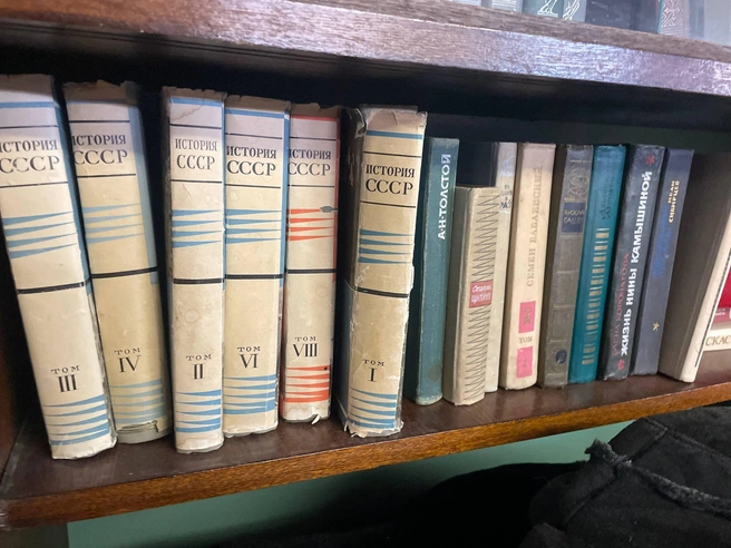 Книги по истории СССР, в нескольких томах. Вдруг кому-то захочется с головой погрузиться в эпоху или докупить недостающий том в коллекцию | Источник: Алёна Золотухина / NGS.RU