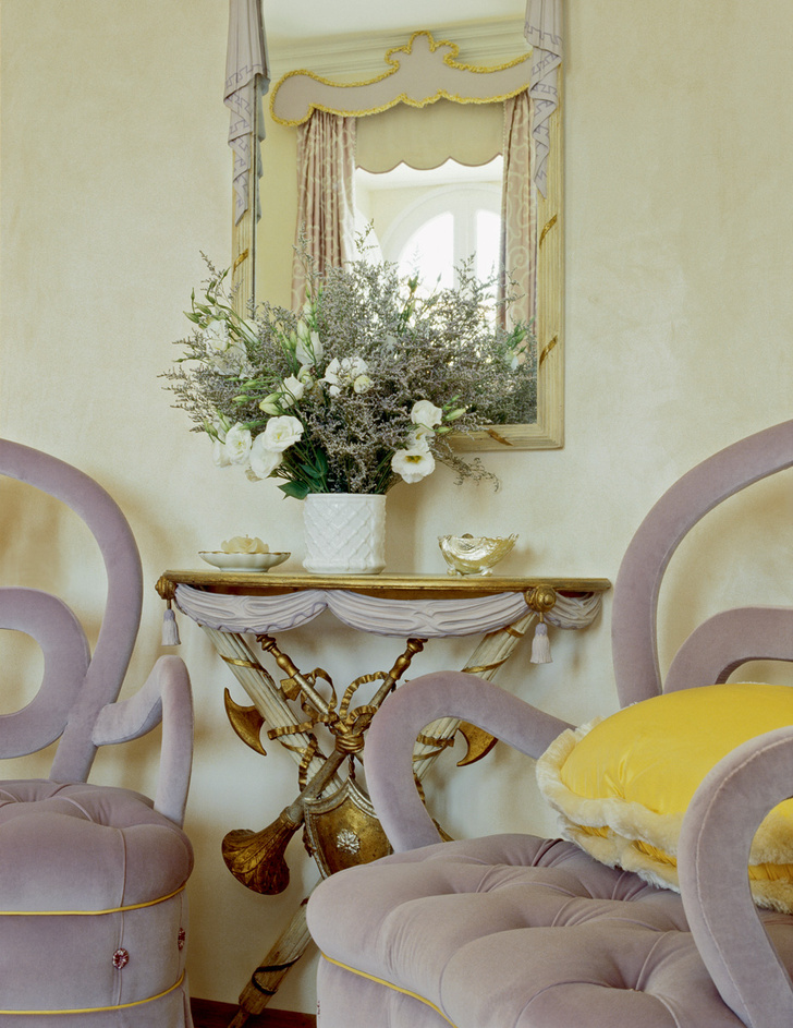 Спальня хозяев. Кресла, реплика французских кресел 1930- х годов, обиты бархатом от Ralph Lauren. Антикварная консоль и зеркало выкрашены им в тон.