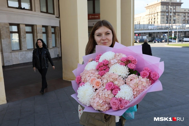 Поздравлять своих преподавателей идут и студенты | Источник: Артем Устюжанин / MSK1.RU