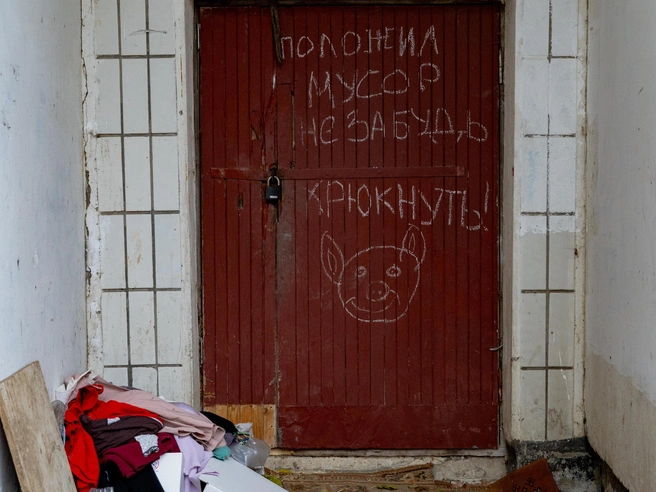 Для воздействия на недобросовестных жильцов применяют предупреждающие надписи | Источник: Кирилл Поверинов / 76.RU