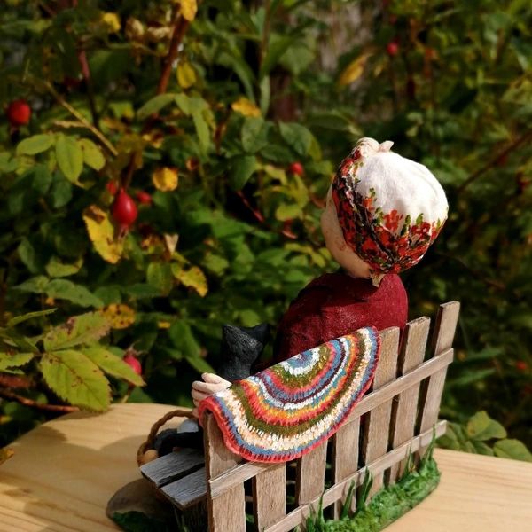 Скамейка сделана из палочек для мороженого | Источник: «ELKA_VATA» Авторская елочная игрушка / vk.com