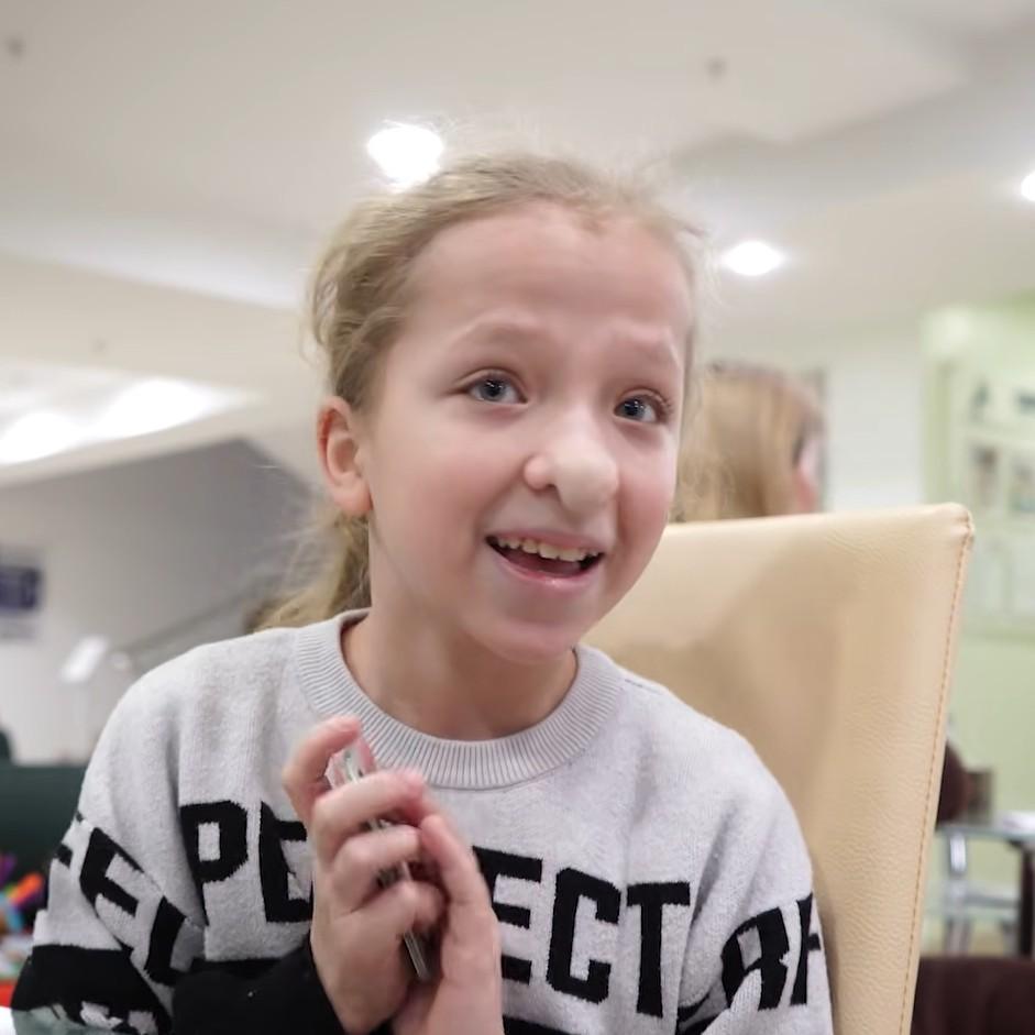 11-летнюю Варю травили из-за носа, она перенесла пластику: как девочка выглядит после операции