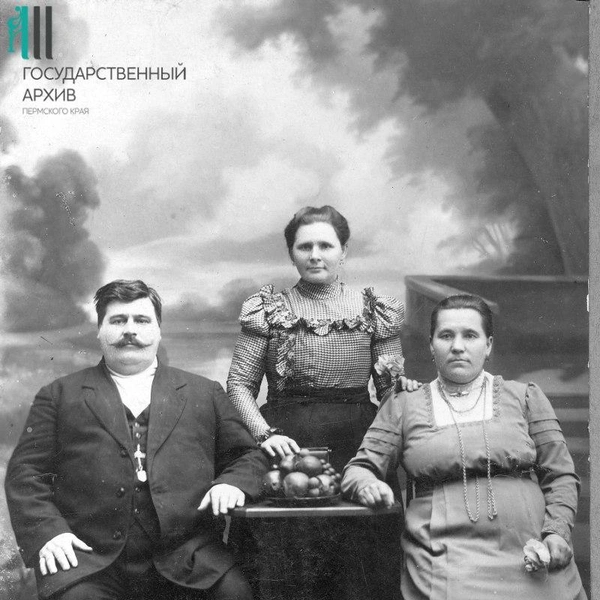 Родители с дочерью в фотоателье, 1916 год | Источник: Госархив Пермского края