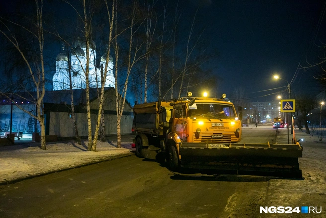 Для обеспечения безопасности дорогу к храму на Щорса преградили спецтехникой | Источник: Артем Ленц