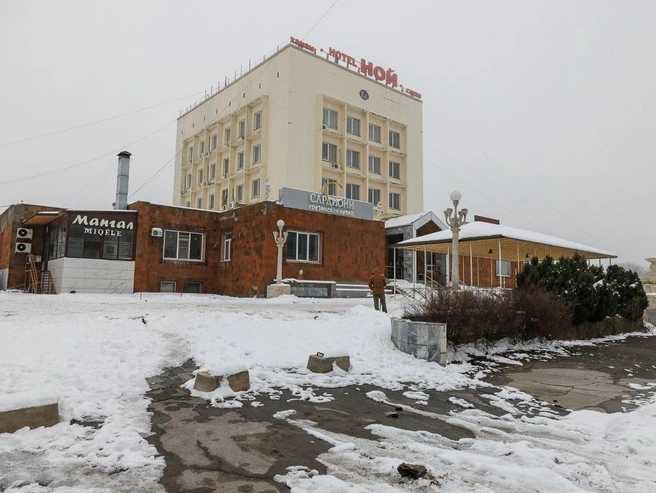 Парковка перед гостиницей совершенно пуста. | Источник: Алексей Волхонский / V1.RU