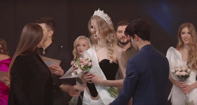 Елизавете вручают корону | Источник: cкриншот с трансляции конкурса