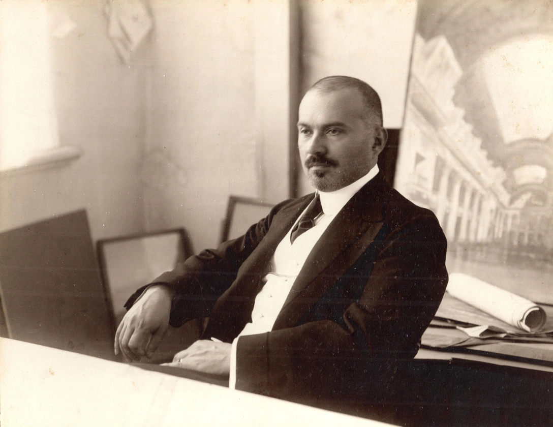 А.В. Щусев в мастерской на Казанском вокзале. 1914 год. Архив наследников А.В. Щусева. | Источник: архивы пресс-служб