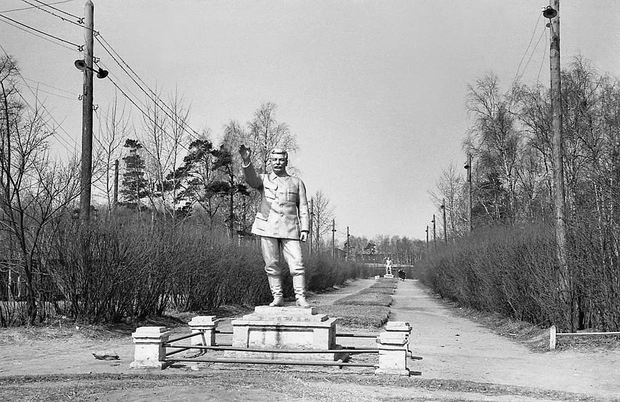 На первом фото, сданном в 50-е годы, изображен памятник Иосифу Сталину, который стоял в Саду железнодорожников. На заднем плане виднеется памятник Сергею Кирову. Этот монумент, уверяет автор архивного фото, позднее переехал к Драмтеатру  | Источник: Александр Лиханов / pastvu.com