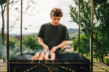 Как не умереть, поедая шашлык на майских праздниках: 8 советов нутрициолога