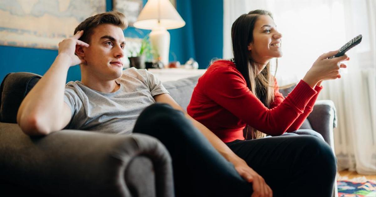 She not watch tv. Семья у телевизора спиной. Телевизор. Кот у телевизора картинки. Вечер перед телевизором.