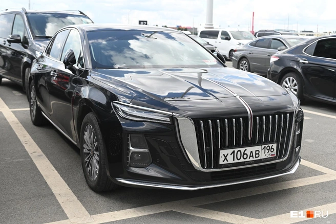 Новенький Hongqi сдают в аренду на ВИП-мероприятия. Это китайская люксовая марка, кстати, на таких возят чиновников Коммунистической партии и армии КНР | Источник: Дмитрий Емельянов / E1.RU
