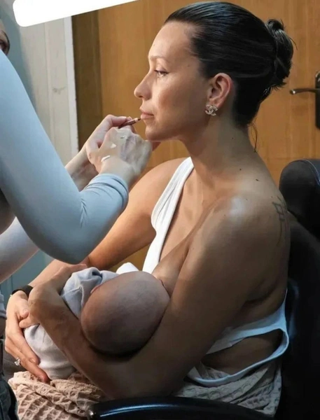 Регина сразу же после родов вышла на работу — в перерывах ведущая кормила ребенка грудью