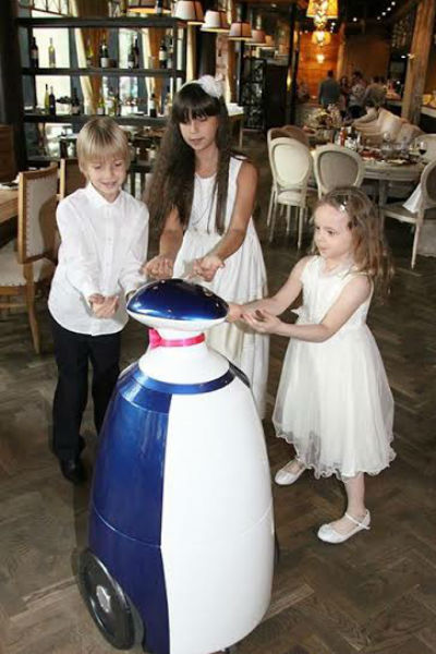 Дети знакомятся с роботом Борисом
