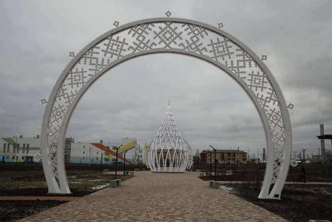 В парковой зоне возле офиса обустроили тротуары, освещение и установили арт-объекты | Источник: «ЛУКОЙЛ-ПЕРМЬ»