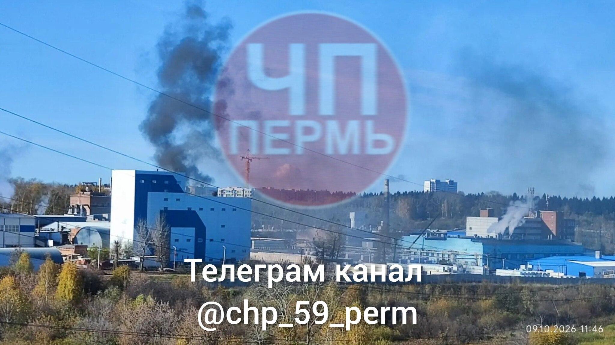 В Перми загорелась крыша строймагазина «Гипсополимер»: видео