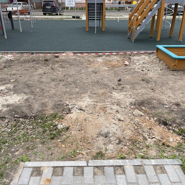 В таком состояние сейчас находится площадка во дворе домов № 15 и № 17 по улице Папанина | Источник: Прокуратура Ярославской области / T.me