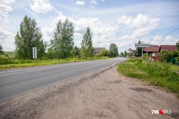 За дорогой в Овсяниках следит администрация Некрасовского района. Последний раз ее ремонтировали в 2023 году | Источник: Кирилл Поверинов / 76.RU