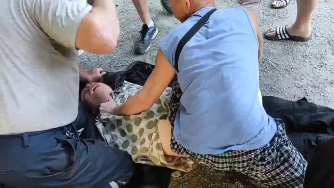 Оглушенный алкоголем и беседами о судьбах родины житель Челябинска вышел на улицу с пистолетом и ножом (фото) | Источник: кадр из видео Подслушано Ленинский район Челябинск