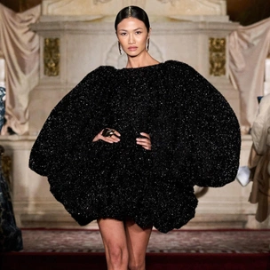 Модель с узбекскими корнями Юлия Сапарниязова на подиуме у Christian Siriano