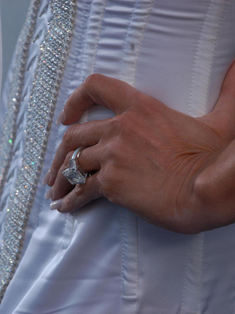 Позавидует даже королева: как выглядят роскошные помолвочные кольца Виктории Бекхэм — у нее их 14
