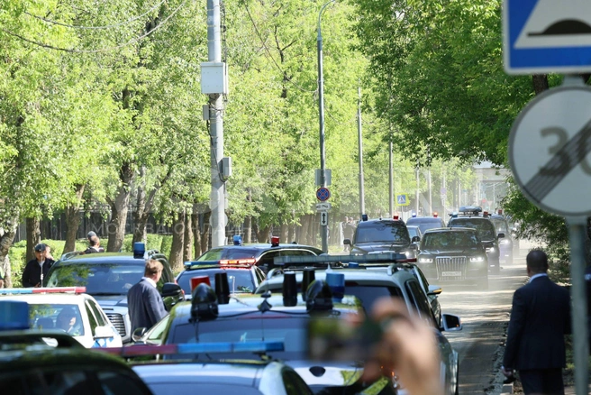 Кортеж с мигалками приехал на церемонию прощания | Источник: Артем Устюжанин / MSK1.RU