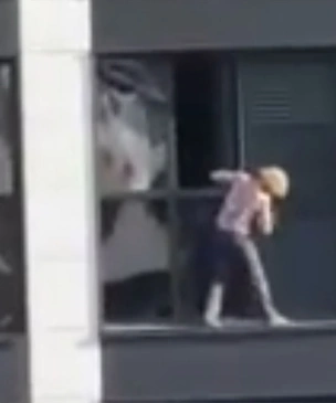 В Уфе женщина вылезла на карниз 18-го этажа, чтобы протереть окно (видео)