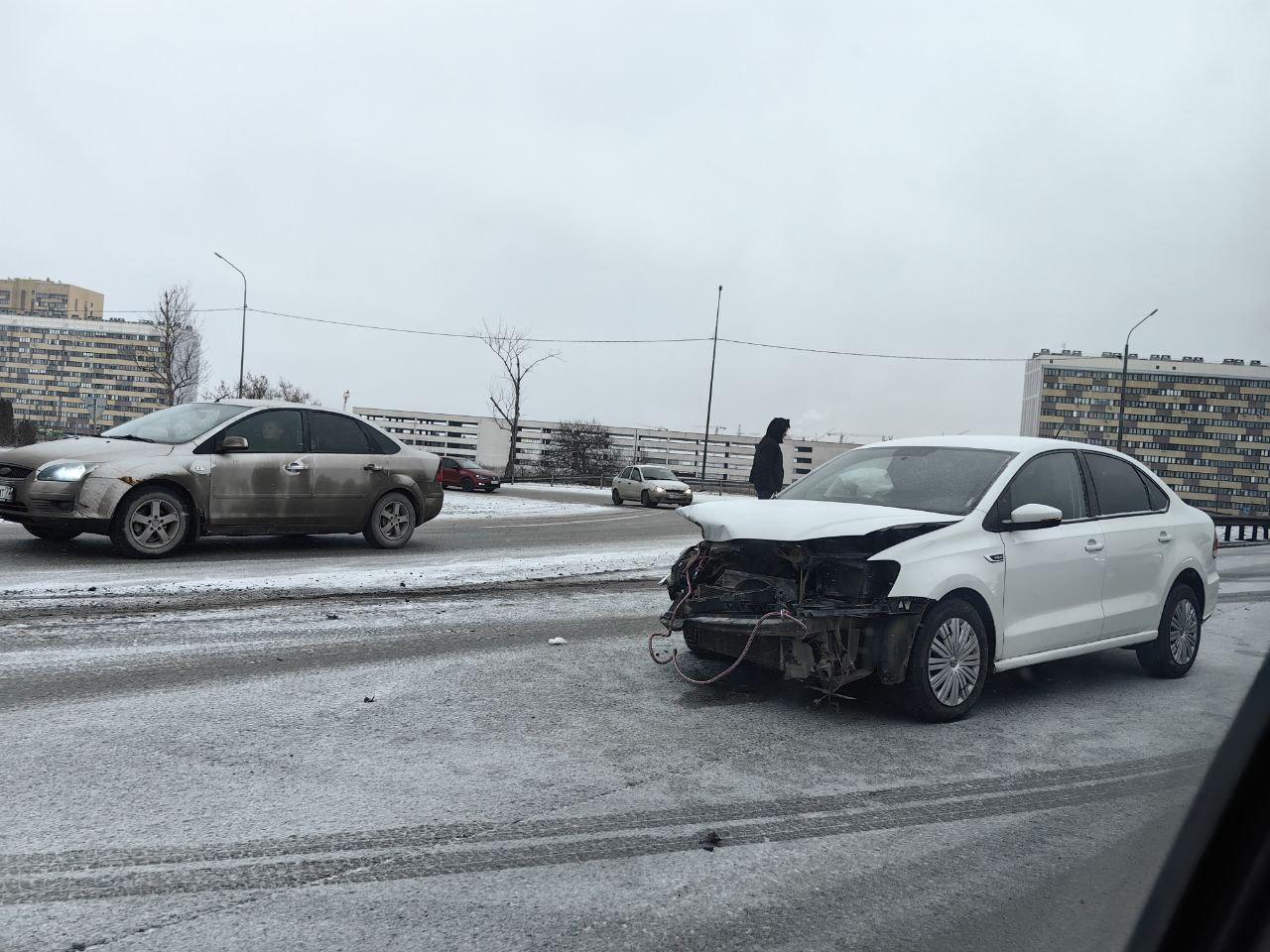 Тюменцы встали в километровую пробку на объездной из-за жесткого ДТП