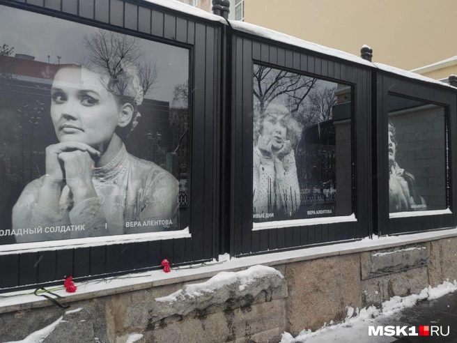 В память об Алентовой у театра появилась небольшая галерея | Источник: Михаил Мечев / MSK1.RU