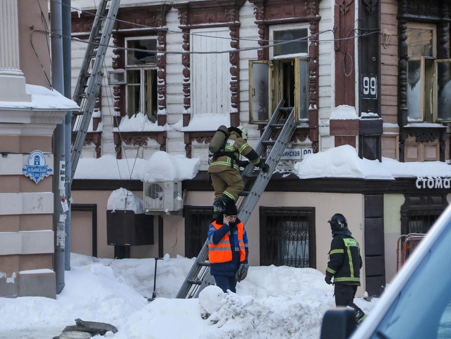 Огонь полностью охватил двухэтажное деревянное строение | Источник: Наталья Бурухина / NN.RU