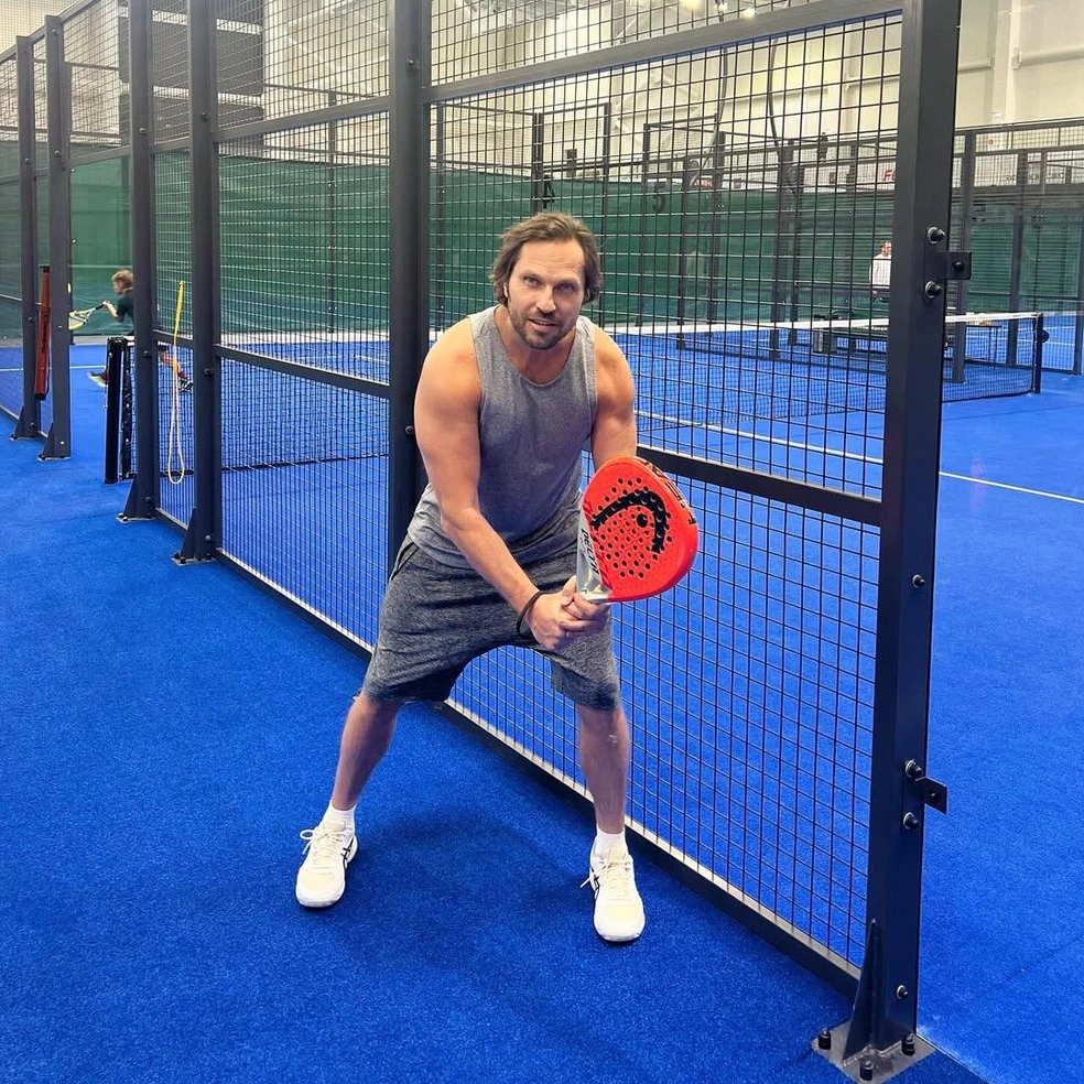 Александр регулярно занимается спортом, в том числе модным паделом (игра, похожая на теннис) | Источник: arthurpirozhkov / Instagram* (продукт Meta, экстремистской организации, запрещенной на территории РФ)