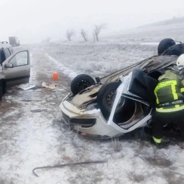 Две «Лады» столкнулись лоб в лоб в Калмыкии. Есть пострадавшие и погибшие | Источник: МЧС Республики Калмыкия
