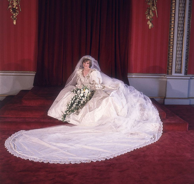 Фото №4 - Свадебное платье принцессы Дианы будет выставлено в Кенсингтонском дворце
