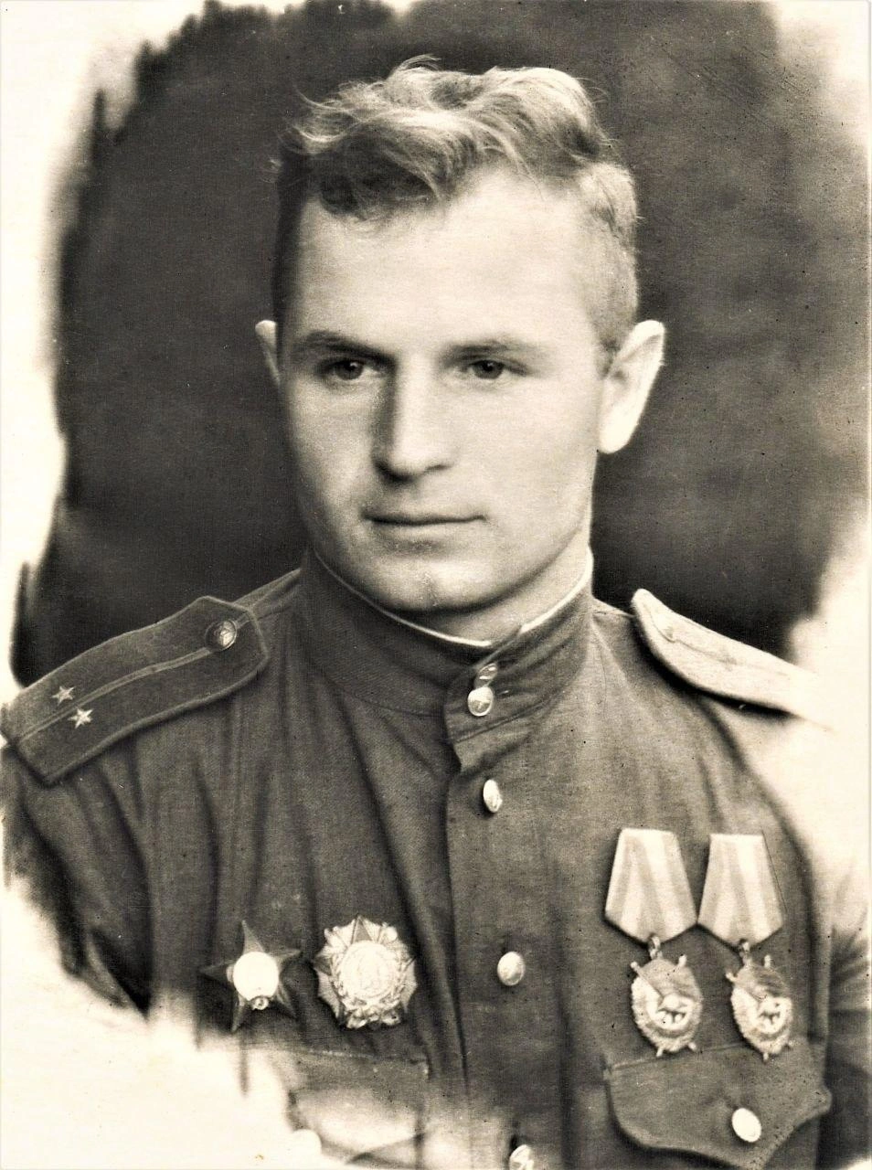 На этом фото летчик Федор Буслов еще без звезды героя. Снялся он 23 февраля 1944 года, в свой 23-й день рожденья | Источник: архив семьи Бусловых