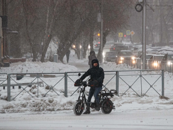 Помимо метели, на тротуарах образовалась гололедица | Источник: Андрей Бортко / NGS.RU