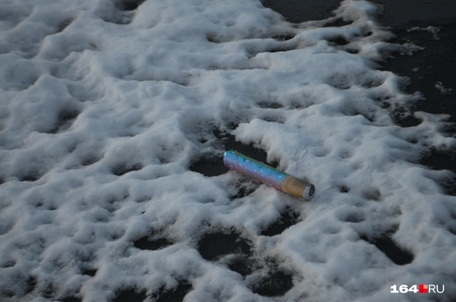 На тающем снегу валяются хлопушки, оставленные саратовцами | Источник: Сергей Петунин / 164.RU